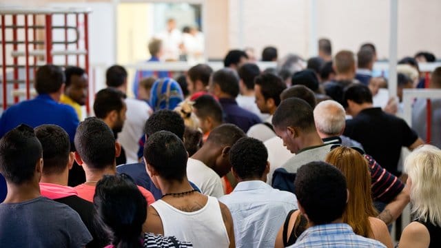 Asylbewerber stehen in der Zentralen Aufnahmeeinrichtung im bayerischen Zirndorf. Asylbewerber stehen in der Zentralen Aufnahmeeinrichtung im bayerischen Zirndorf.