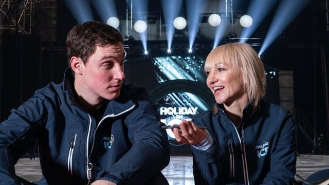 Die Eiskunstläufer Bruno Massot (l) und Aljona Savchenko sitzen am Rand der Eisbahn von Holiday on Ice.