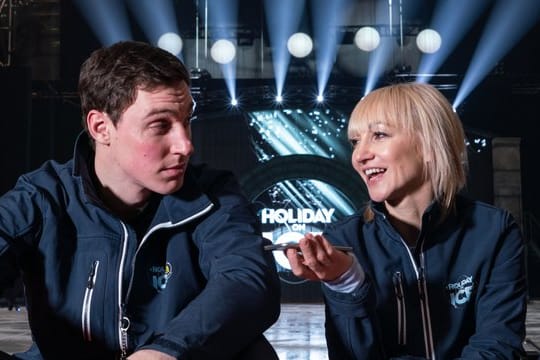 Die Eiskunstläufer Bruno Massot (l) und Aljona Savchenko sitzen am Rand der Eisbahn von Holiday on Ice.