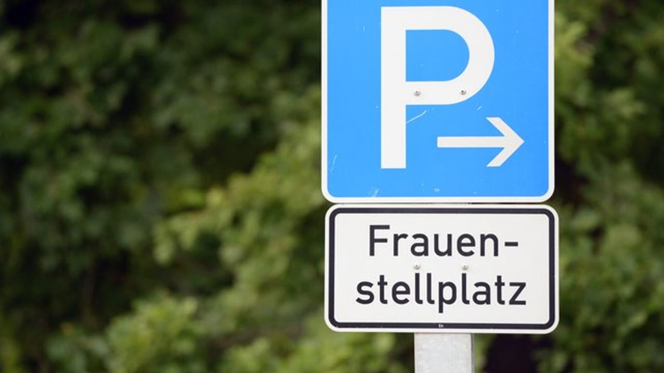 Heinweisschild für einen Frauenparkplatz.