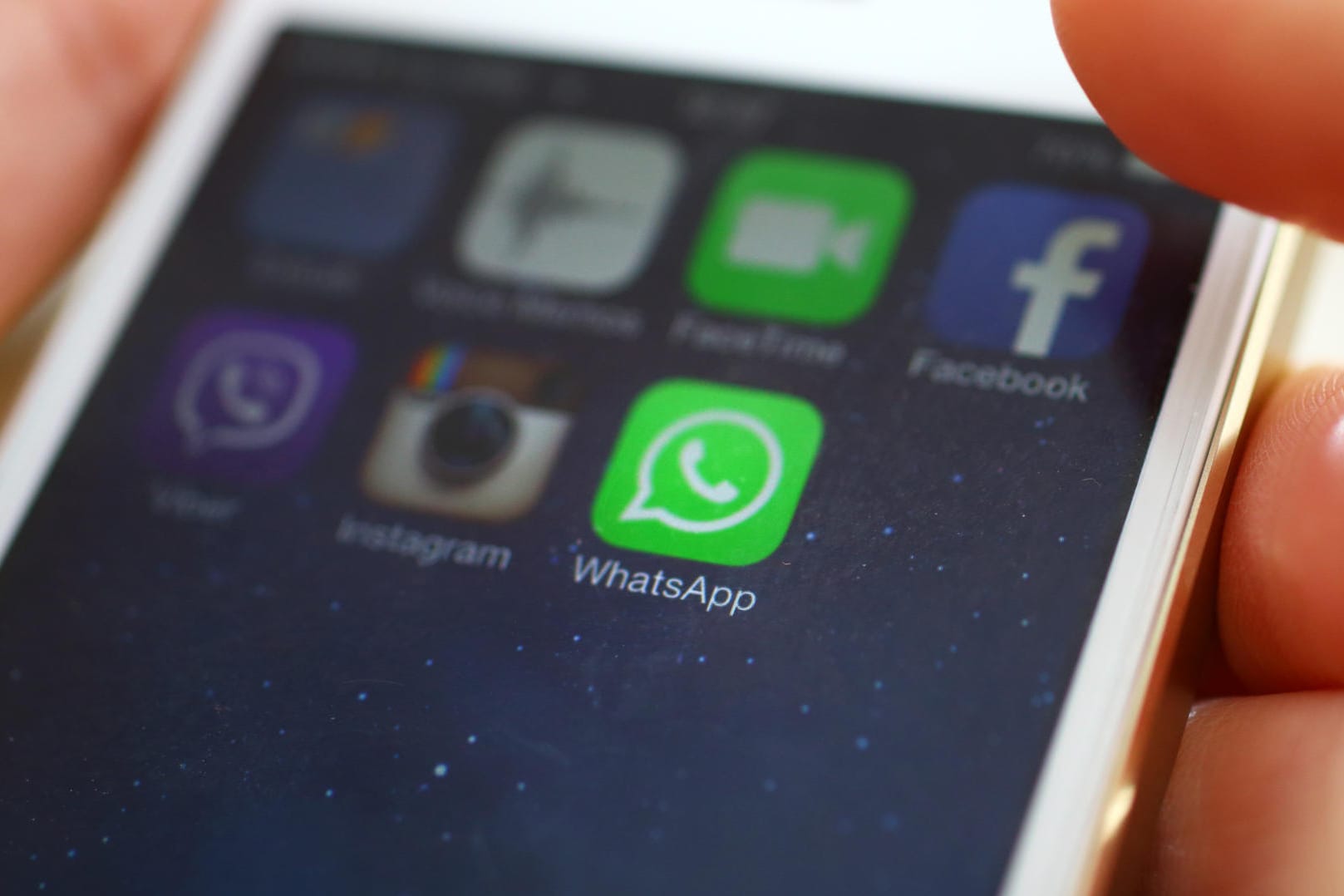 WhatsApp auf einem iPhone: Unter dem Hashtag #WhatsAppdown beklagten sich viele Nutzer über einen Ausfall bei dem Messengerdienst.