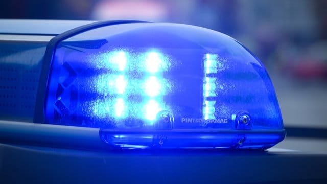 Blaulicht: Die Polizei Dresden sucht nach einer Frau, die am Dienstagabend mit einer Pistole bewaffnet eine Tankstelle überfallen hat. (Symbolbild)