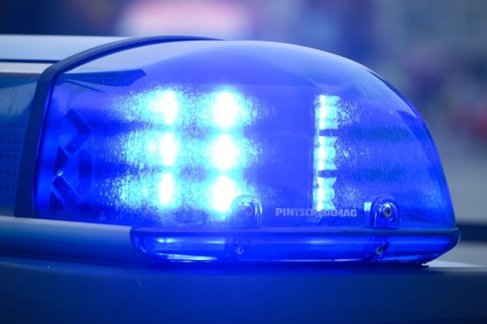 Blaulicht: Die Polizei Dresden sucht nach einer Frau, die am Dienstagabend mit einer Pistole bewaffnet eine Tankstelle überfallen hat. (Symbolbild)