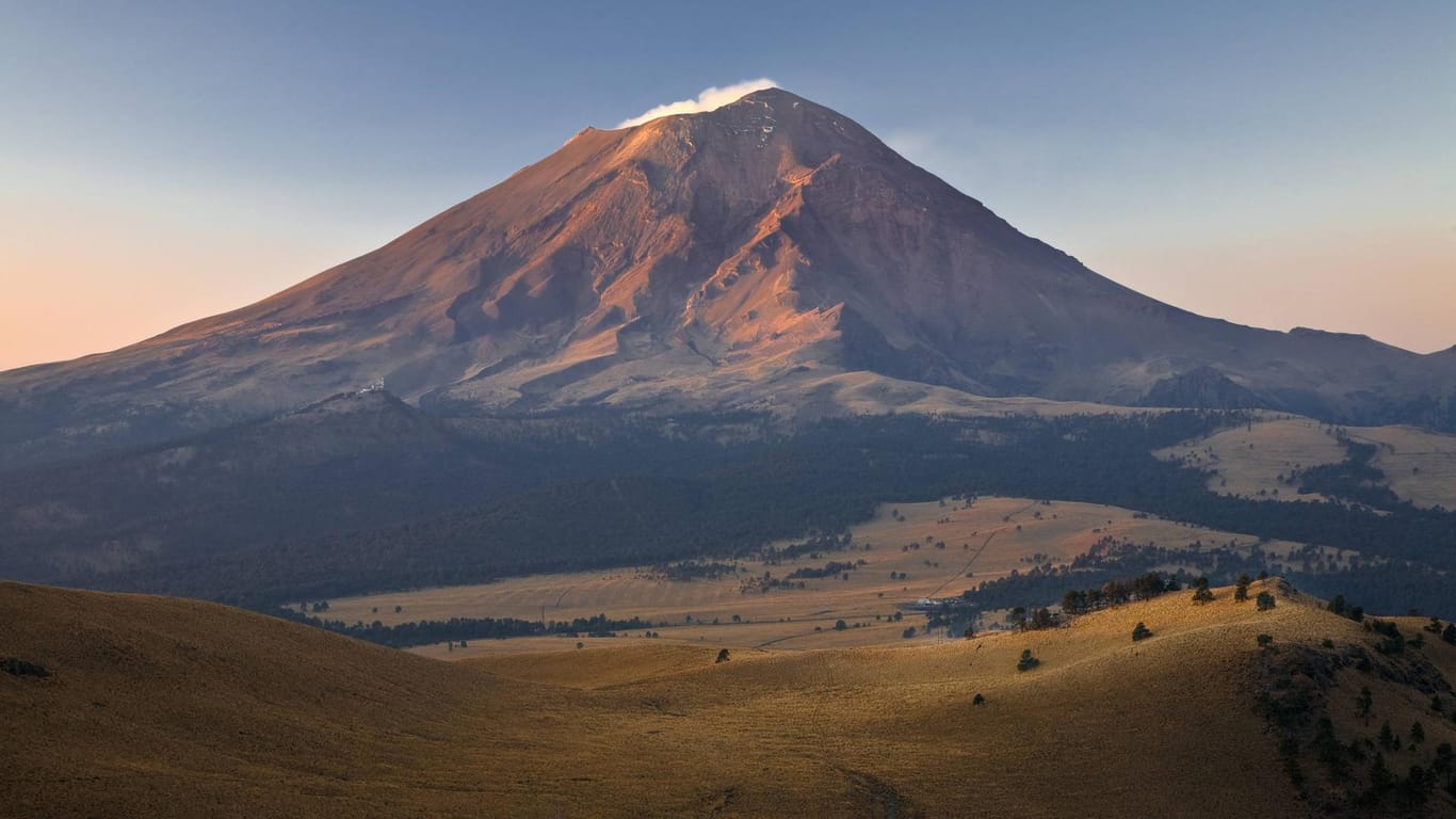 Der Popocatépetl in Mexiko: Der Vulkan südöstlich von Mexiko-Stadt hat eine hohe Rauch- und Aschewolke ausgespuckt. (Archivbild)