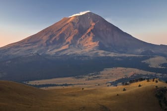 Der Popocatépetl in Mexiko: Der Vulkan südöstlich von Mexiko-Stadt hat eine hohe Rauch- und Aschewolke ausgespuckt. (Archivbild)