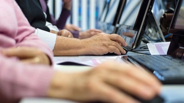 Für junge Menschen ist die Nutzung des Internets alltäglich. Für junge Menschen ist die Nutzung des Internets alltäglich.