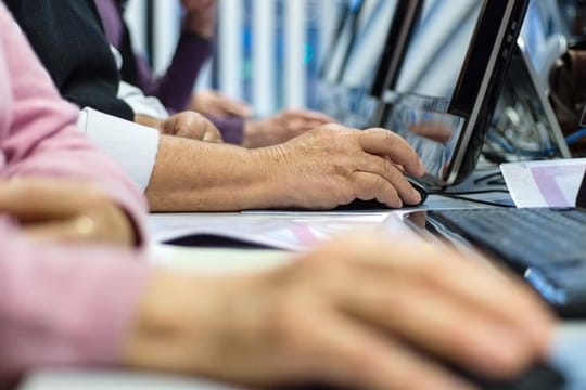 Für junge Menschen ist die Nutzung des Internets alltäglich.