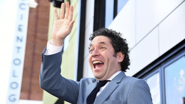 Der freut sich richtig: Dirigent Gustavo Dudamel auf dem Hollywood Walk of Fame.