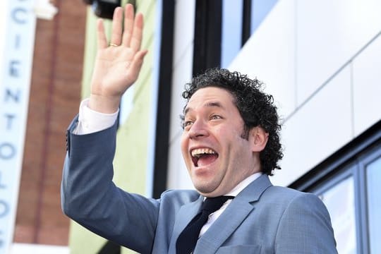 Der freut sich richtig: Dirigent Gustavo Dudamel auf dem Hollywood Walk of Fame.