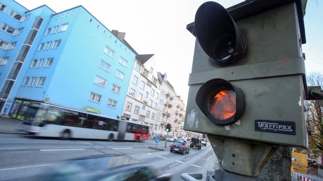 Erinnerungsfoto mit Folgen: Sind Autofahrer zu schnell unterwegs und werden geblitzt, drohen ihnen Punkte in Flensburg.