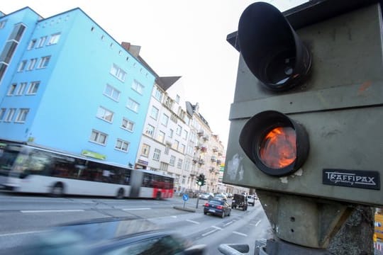 Erinnerungsfoto mit Folgen: Sind Autofahrer zu schnell unterwegs und werden geblitzt, drohen ihnen Punkte in Flensburg.