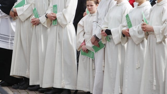 Messdiener bei einer Eucharistiefeier.