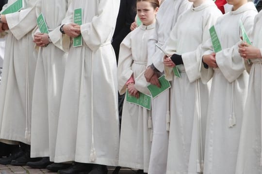 Messdiener bei einer Eucharistiefeier.