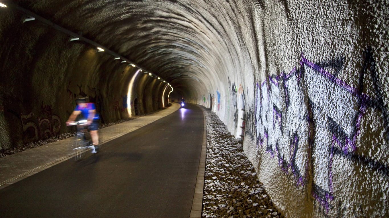 Die Verbindung zwischen Wuppertal-Nächstebreck und Sprockhövel-Schee ist derzeit unterbrochen. Der Tunnel Schee ist wegen Glatteis gesperrt. (Symbolfoto)