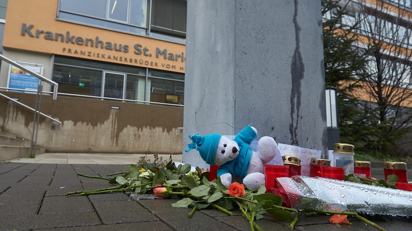 Grablichter vor Krankenhaus in Kreuznach: Der Mann, der seine schwangere Partnerin attackiert haben soll, ist der Vater des dabei getöteten Kindes. (Archivbild)