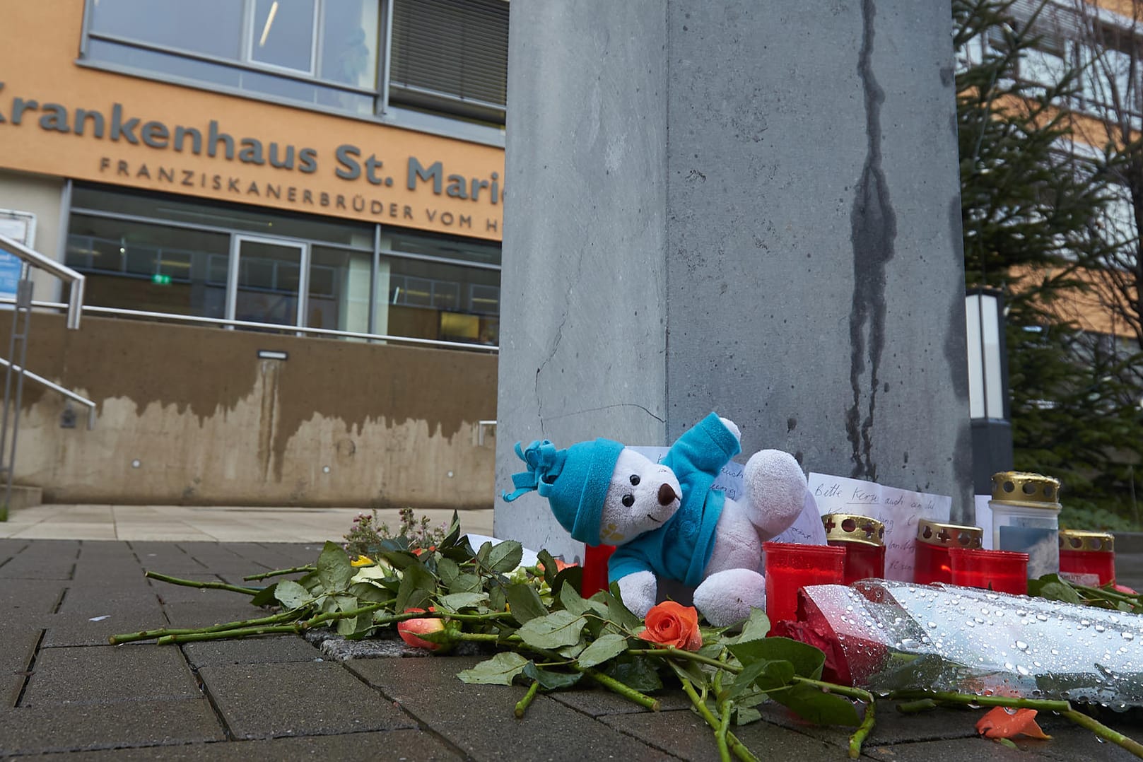 Grablichter vor Krankenhaus in Kreuznach: Der Mann, der seine schwangere Partnerin attackiert haben soll, ist der Vater des dabei getöteten Kindes. (Archivbild)