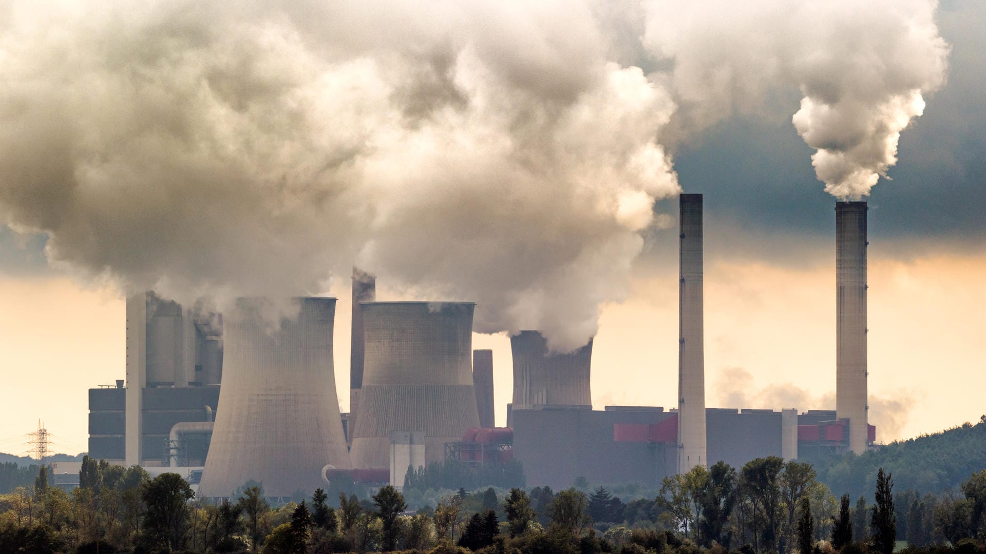 Kohlekraftwerk: Ein schneller Ausstieg aus der Kohleenergie kann Experten zufolge stark steigende Strompreise verursachen.