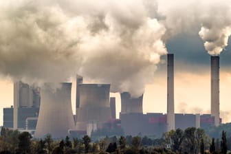 Kohlekraftwerk: Ein schneller Ausstieg aus der Kohleenergie kann Experten zufolge stark steigende Strompreise verursachen.