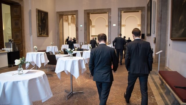 Abmarsch: Landtags-Abgeordnete der AfD verlassen während des Gedenktags für die Opfer des Nationalsozialismus den Bayerischen Landtag. Abmarsch: Landtags-Abgeordnete der AfD verlassen während des Gedenktags für die Opfer des Nationalsozialismus den Bayerischen Landtag.