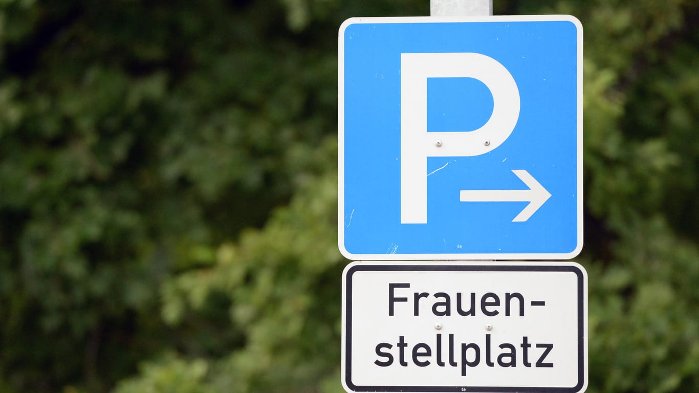 Hinweisschild für einen Frauenparkplatz: Weil in unmittelbarer Nähe eine Frau vergewaltigt wurde, wies die Stadt Eichstätt auf einem großen Parkplatz Frauenparkplätze aus. Dagegen klagte ein junger Mann aus dem Rheinland.