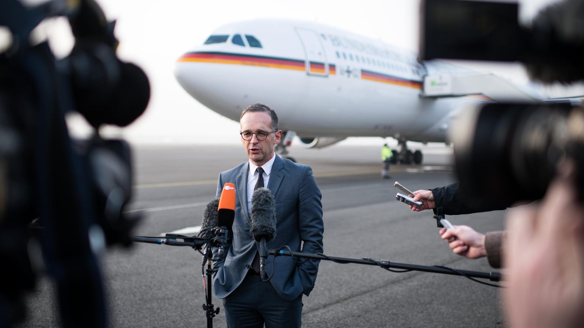 Heiko Maas (SPD) vor seinem Abflug nach Washington am Flughafen Tegel: Der Außenminister wird für drei Tage in den USA sein.