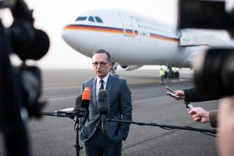 Heiko Maas (SPD) vor seinem Abflug nach Washington am Flughafen Tegel: Der Außenminister wird für drei Tage in den USA sein.