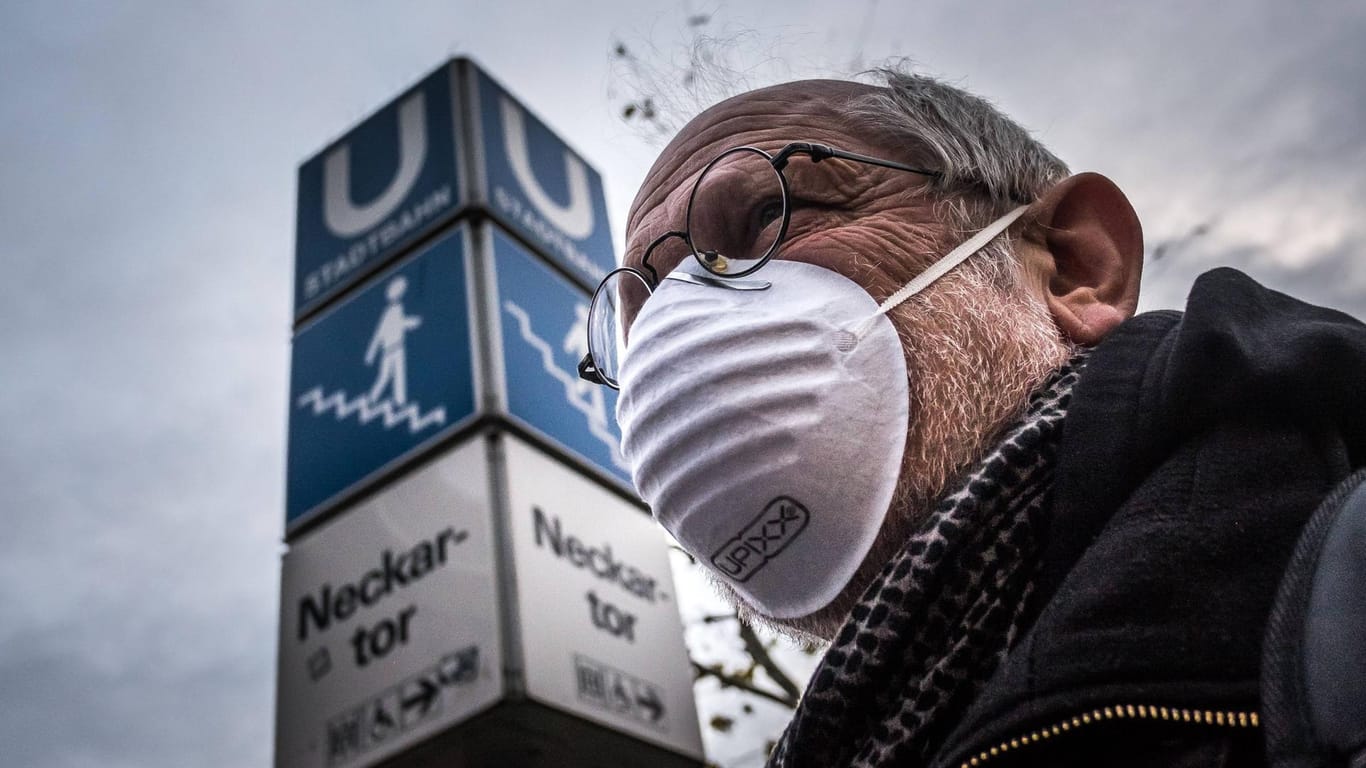 Mann mit Atemschutzmaske: Mehr als hundert Lungenspezialisten bezweifeln den gesundheitlichen Nutzen der aktuellen Grenzwerte für Feinstaub und Stickoxide.