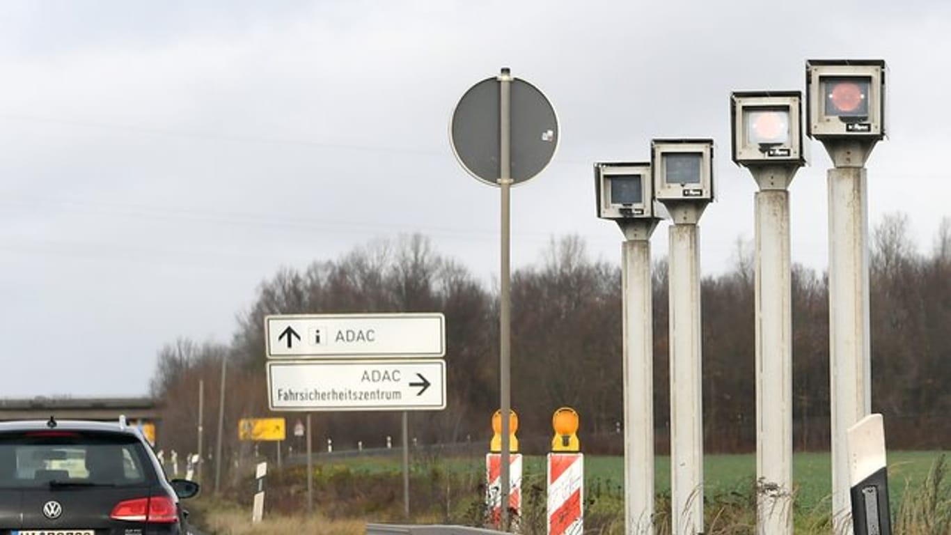 Radaranlage an einer Bundesstraße: Niedersachsens Innenminister Pistorius will Raser mit höherem Einkommen stärker zur Kasse bitten.