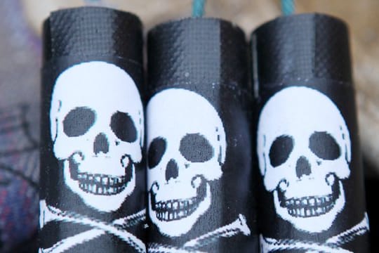 Illegales Feuerwerk, das die Feuerwehr durch Totenköpfe gekennzeichnet hat: Wer die verbotenen Sprengkörper anzündet, muss bis mit zu drei Jahren Freiheitsstrafe rechnen. (Symbolbild)