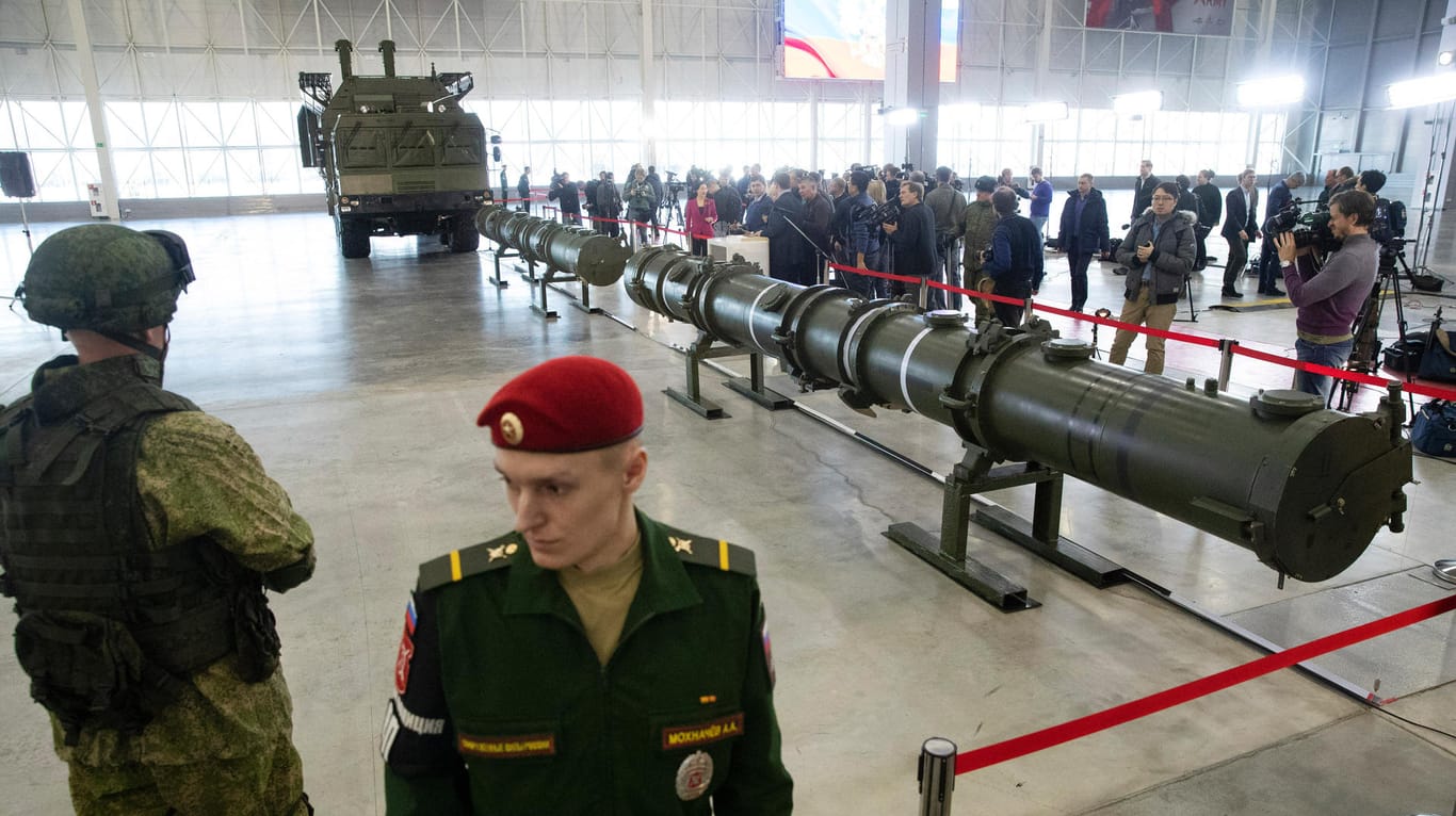 Russische Militäroffiziere bei der Präsentation der neuen Rakete: Laut Angaben des russischen Militärs fliegt die 9M729 nur 480 Kilometer weit – und entspricht somit dem INF-Vertrag.