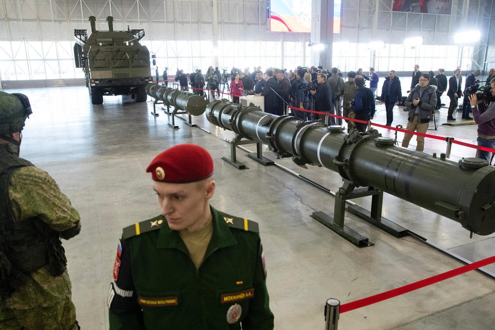 Russische Militäroffiziere bei der Präsentation der neuen Rakete: Laut Angaben des russischen Militärs fliegt die 9M729 nur 480 Kilometer weit – und entspricht somit dem INF-Vertrag.