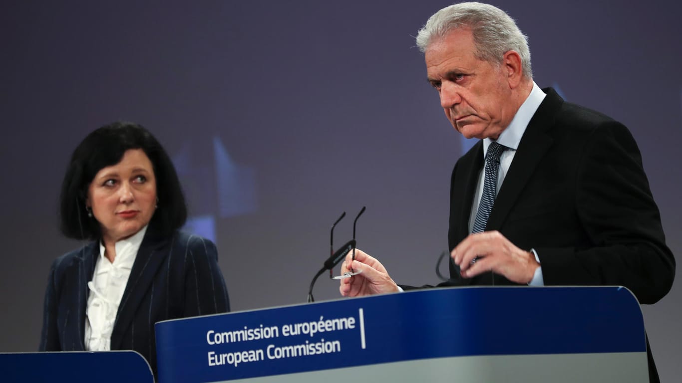 Vera Jourová und Dimitris Avramopoulos: Die EU-Kommission äußert Kritik an dem Verkauf von Staatsbürgerschaften. Sie seien ein Sicherheitsrisiko.