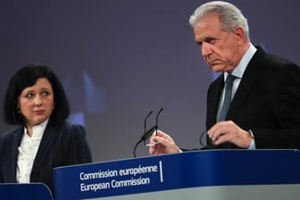 Vera Jourová und Dimitris Avramopoulos: Die EU-Kommission äußert Kritik an dem Verkauf von Staatsbürgerschaften. Sie seien ein Sicherheitsrisiko.