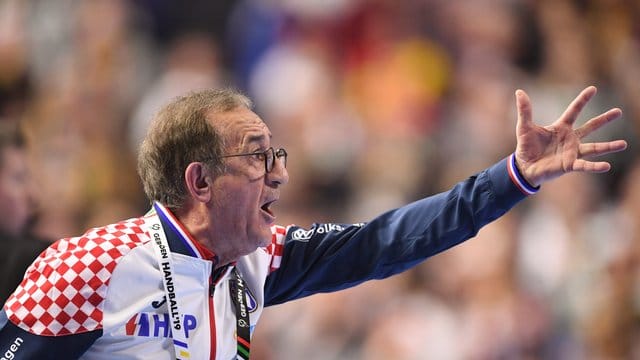 Kroatiens Trainer Lino Cervar hat nach dem Spiel gegen Deutschland die Leistung der Schiedsrichter kritisiert. Kroatiens Trainer Lino Cervar hat nach dem Spiel gegen Deutschland die Leistung der Schiedsrichter kritisiert.