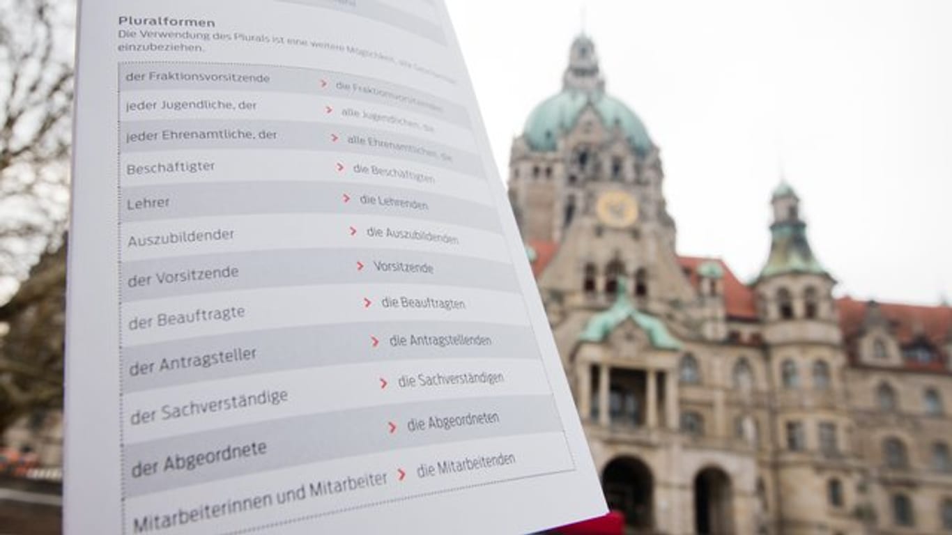 Im Vordergrund ein Ausschnitt aus "Empfehlungen für eine geschlechtergerechte Verwaltungssprache", im Hintergrund das Rathaus von Hannover.