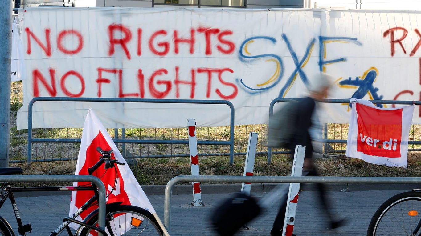 Protestplakat gegen Ryanair am Flughafen Schönefeld in Berlin: SPD-Politiker wie Kühnert demonstrierten mit Ryanair-Angestellten für mehr Arbeitsrechte.
