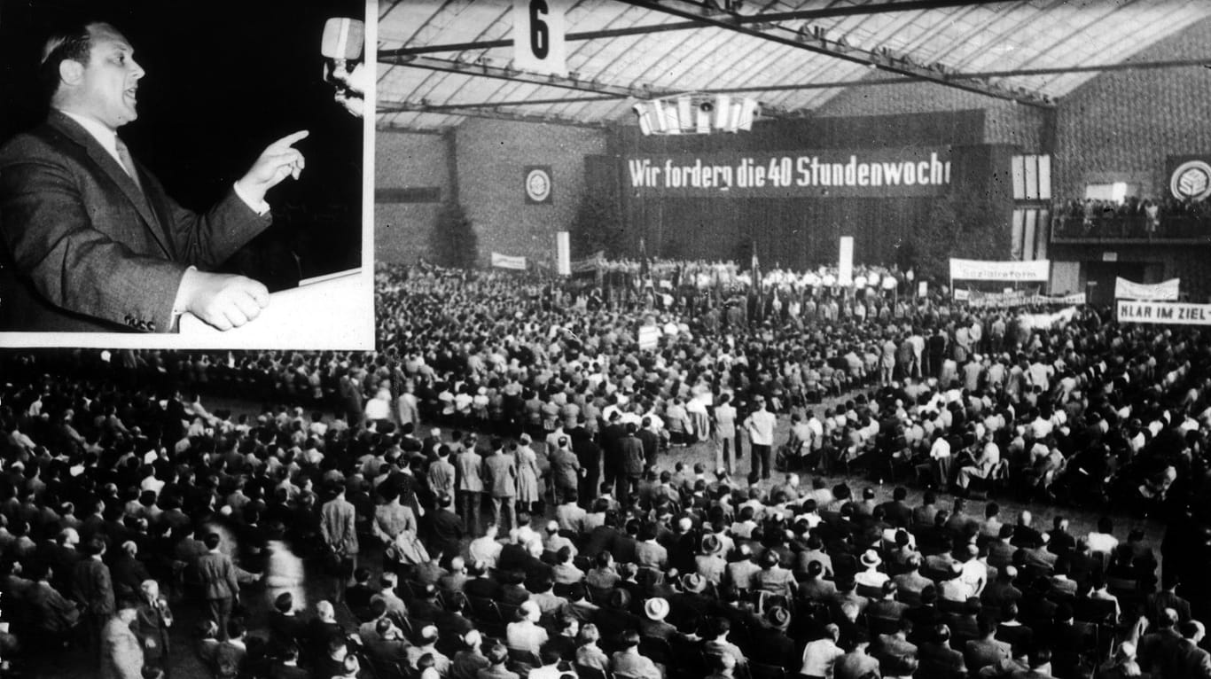 Kundgebung der Industriegewerkschaft Bau - Steine - Erden auf dem Killesberg in Stuttgart, links oben der Hauptredner Georg Leber: Die 40-Stunden-Woche wurde erstreikt, nicht von Parteien erdacht.