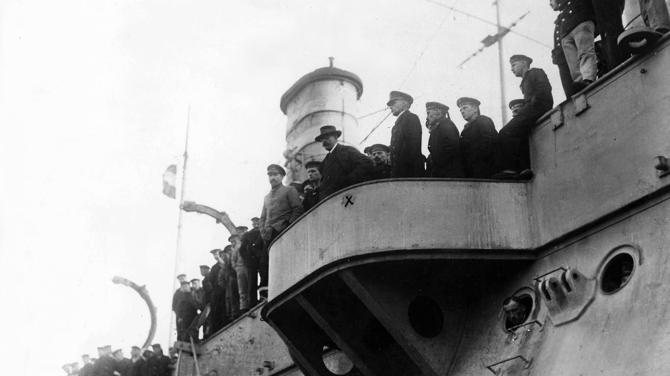 Gustav Noske spricht während des Matrosenaufstands 1918 zu U-Boot-Mannschaften in Kiel: Der Sozialdemokrat wurde geschickt, um den Aufstand zu beruhigen – die Novemberrevolution breitete sich trotzdem aus.