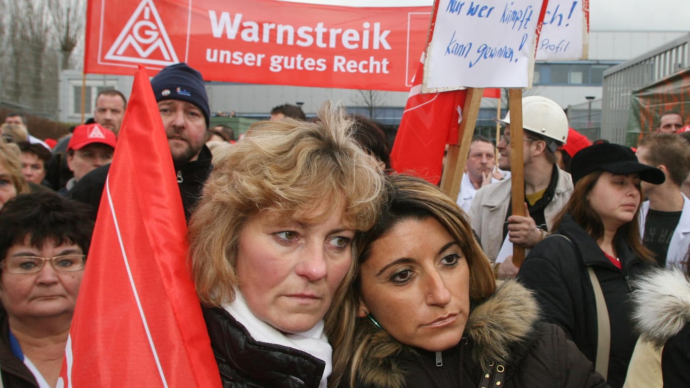 Nokia-Mitarbeiterinnen demonstrieren vor dem Werk in Bochum gegen die Schließung (2008): Gemeinsamer Protest schaffe Momente der Selbstwirksamkeit, sagt Kühnert.
