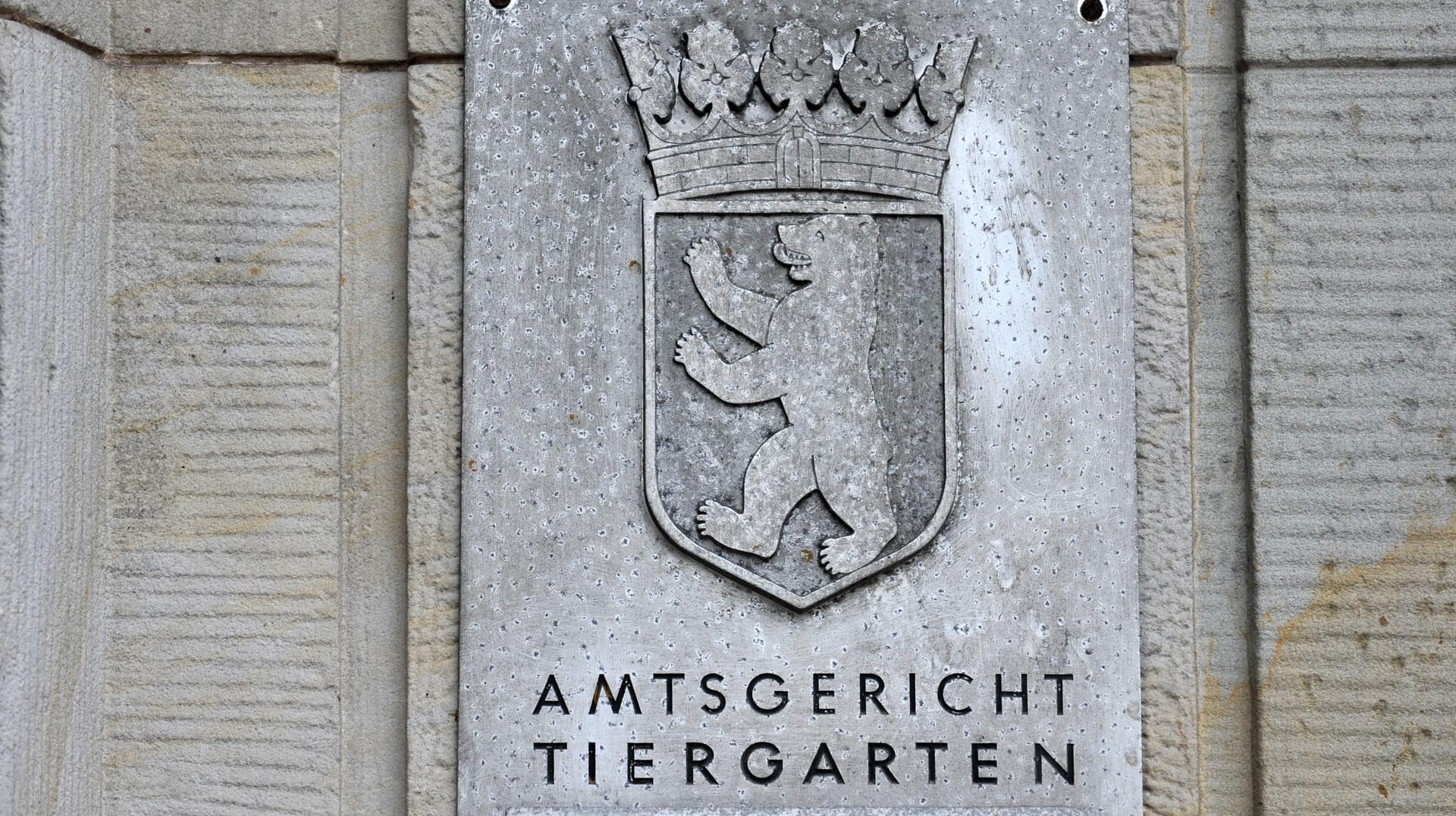 Das Schild vom Amtsgericht Tiergarten am Eingang zum Gerichtsgebäude: Für zwei Jahre und neun Monate muss die Angeklagte nun ins Gefängnis. (Archivbild)