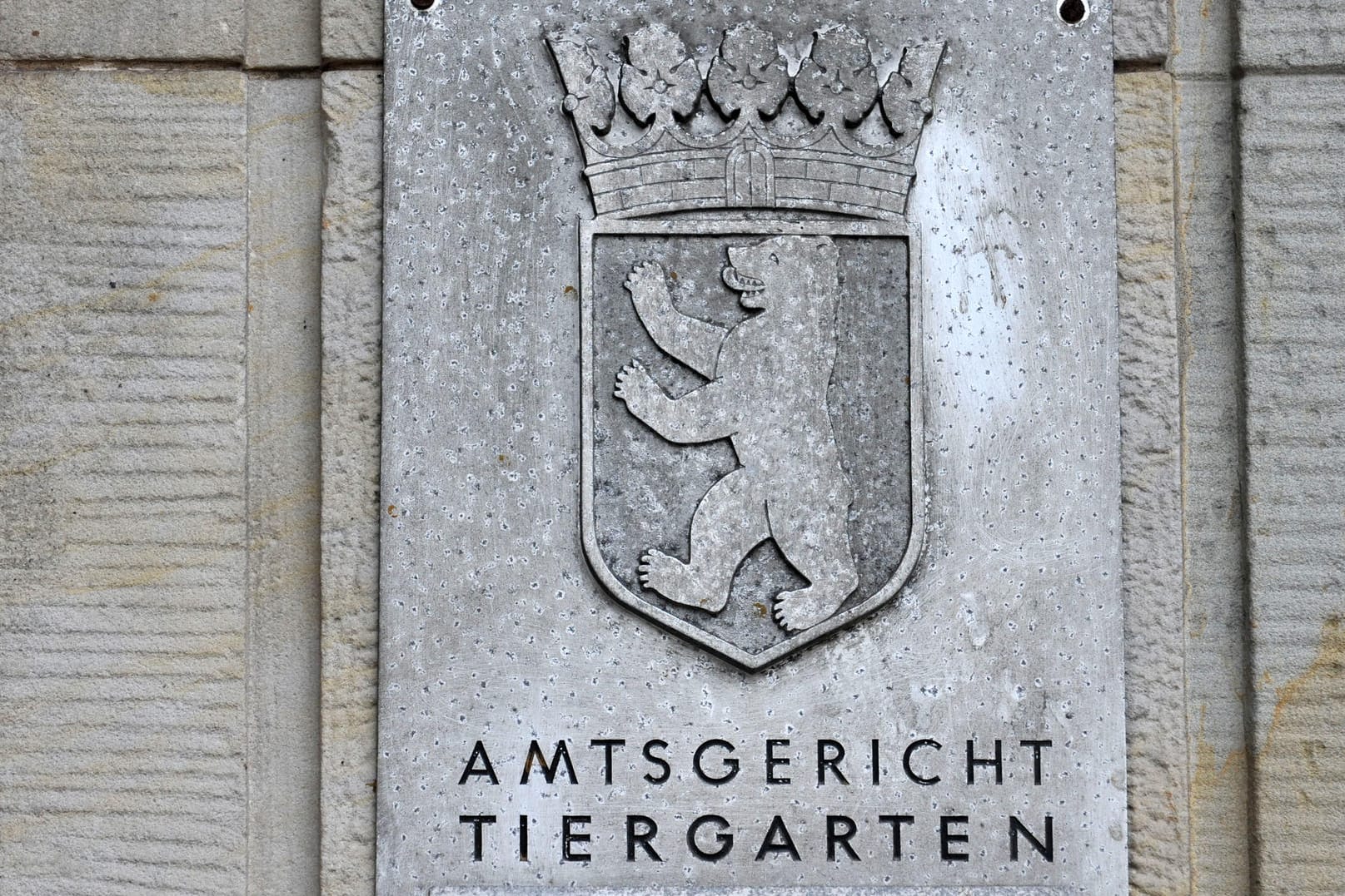 Das Schild vom Amtsgericht Tiergarten am Eingang zum Gerichtsgebäude: Für zwei Jahre und neun Monate muss die Angeklagte nun ins Gefängnis. (Archivbild)
