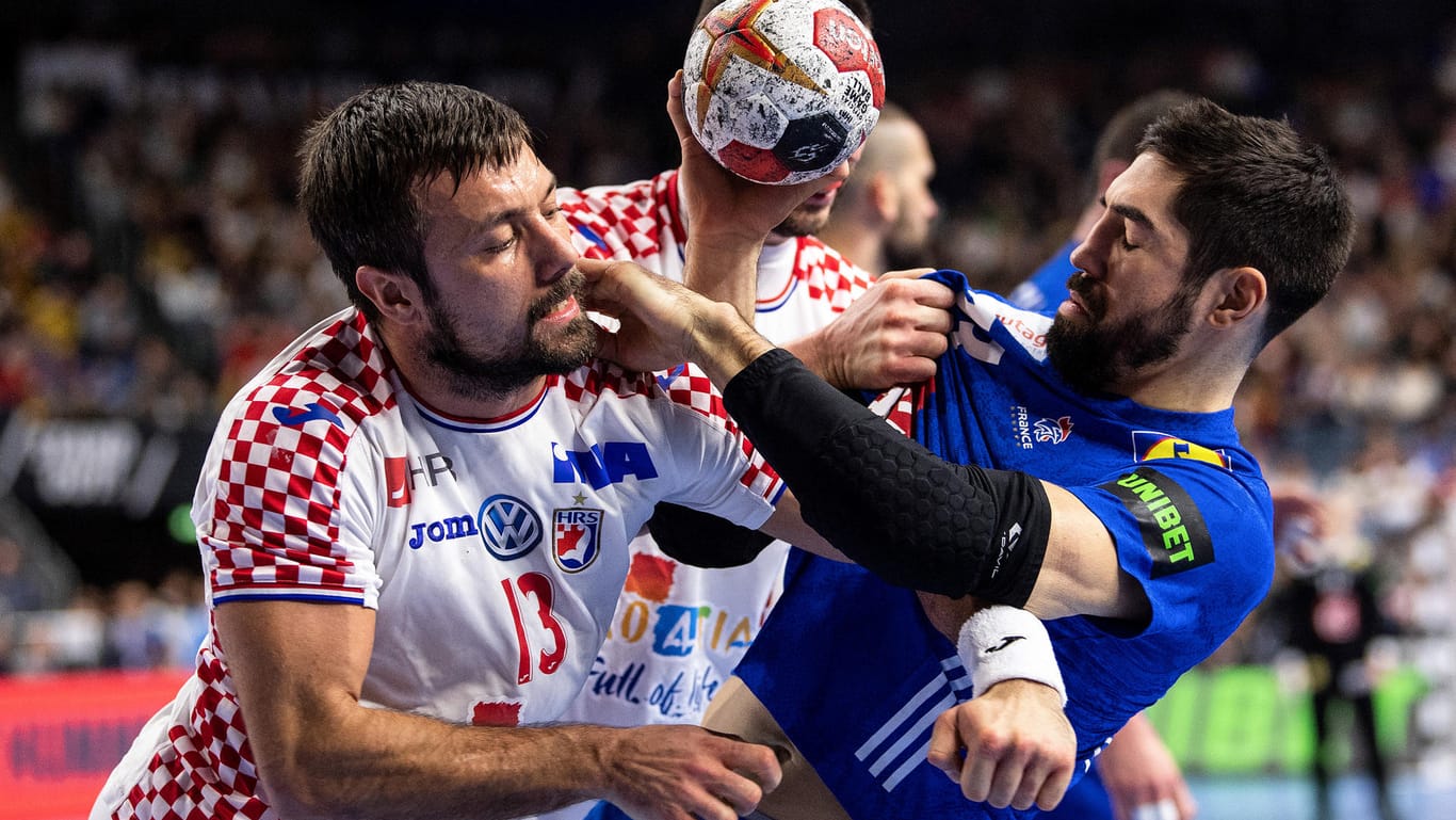 Intensives Duell: Kroatiens Zlatko Horvat (l.) und Frankreichs Superstar Nikola Karabatic kämpfen um den Ball. Die Kroaten setzten sich gegen den Weltmeister durch.