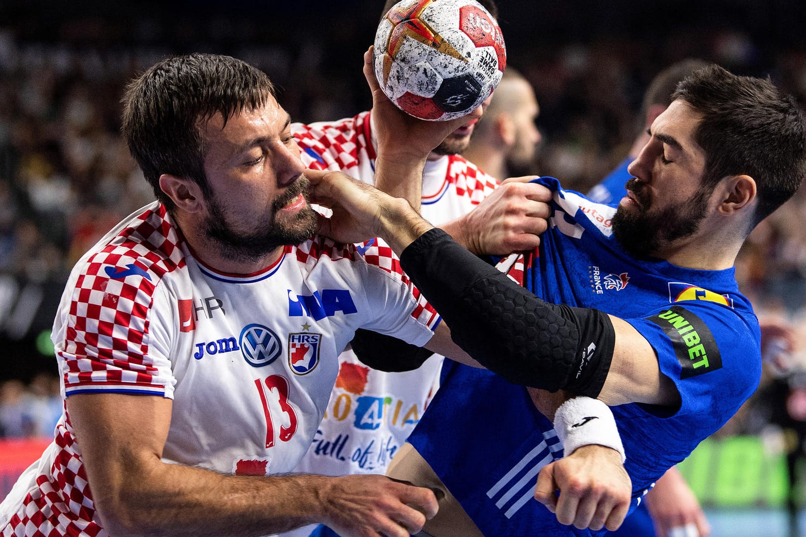 Intensives Duell: Kroatiens Zlatko Horvat (l.) und Frankreichs Superstar Nikola Karabatic kämpfen um den Ball. Die Kroaten setzten sich gegen den Weltmeister durch.