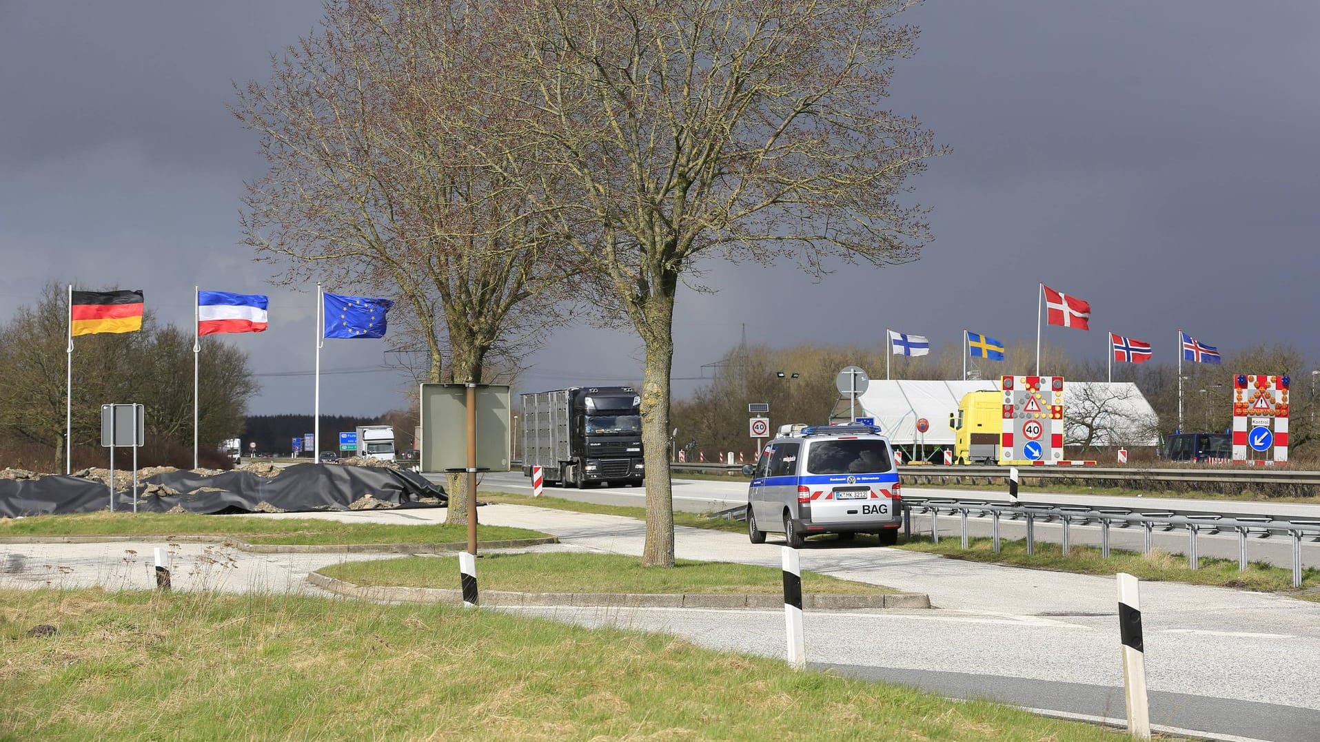 Grenzübergang Ellund zwischen Deutschland und Dänemark: Das Nachbarland Deutschlands will an der Grenze einen Zaun errichten – gegen Wildschweine. Grenzübergang Ellund zwischen Deutschland und Dänemark: Das Nachbarland Deutschlands will an der Grenze einen Zaun errichten – gegen Wildschweine.