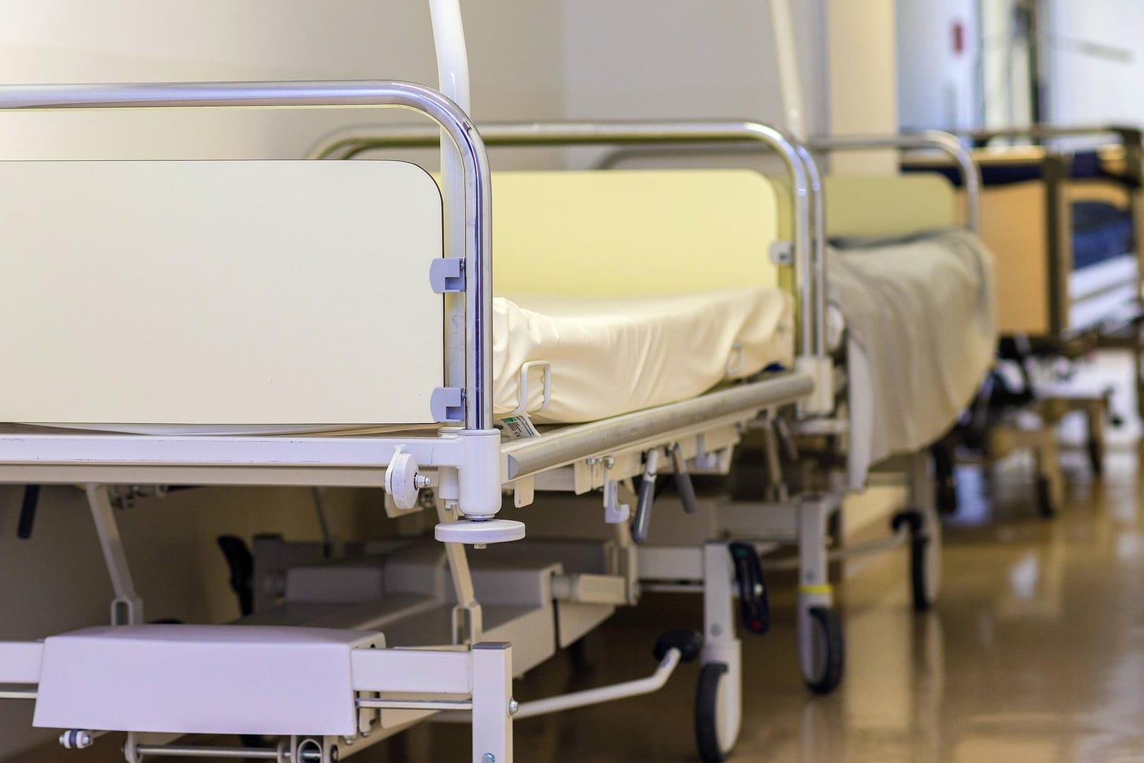 Krankenhausbetten auf einem Flur in einem Krankenhaus: Dass die Patientin schwanger war, begriff das Krankenhauspersonal erst, als die Wehen einsetzten. (Symbolbild)