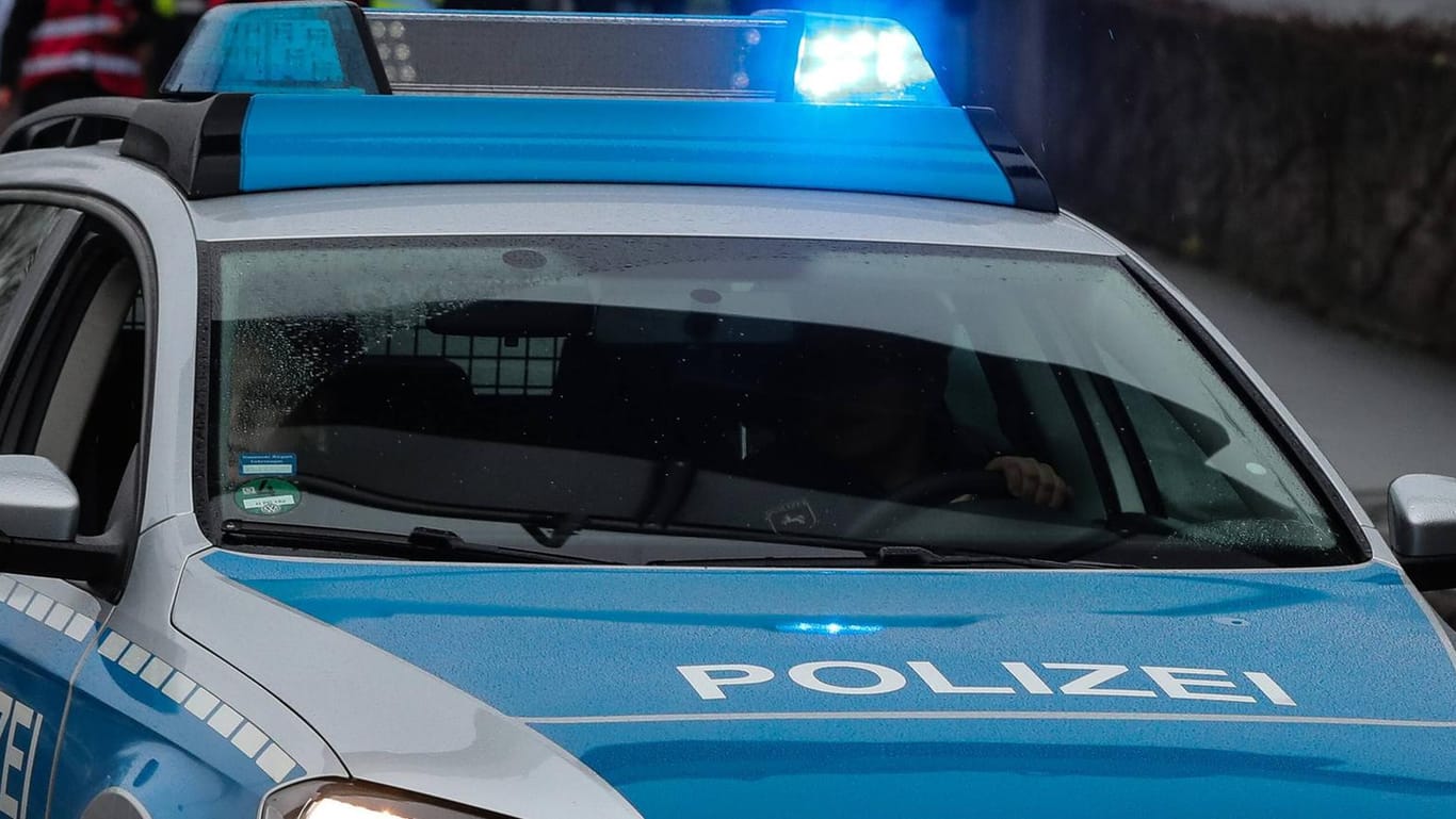 Ein Polizeiwagen mit Blaulicht: Die Jugendlichen flohen nach der Tat, nun sucht die Polizei nach Zeugen. (Symbolbild)