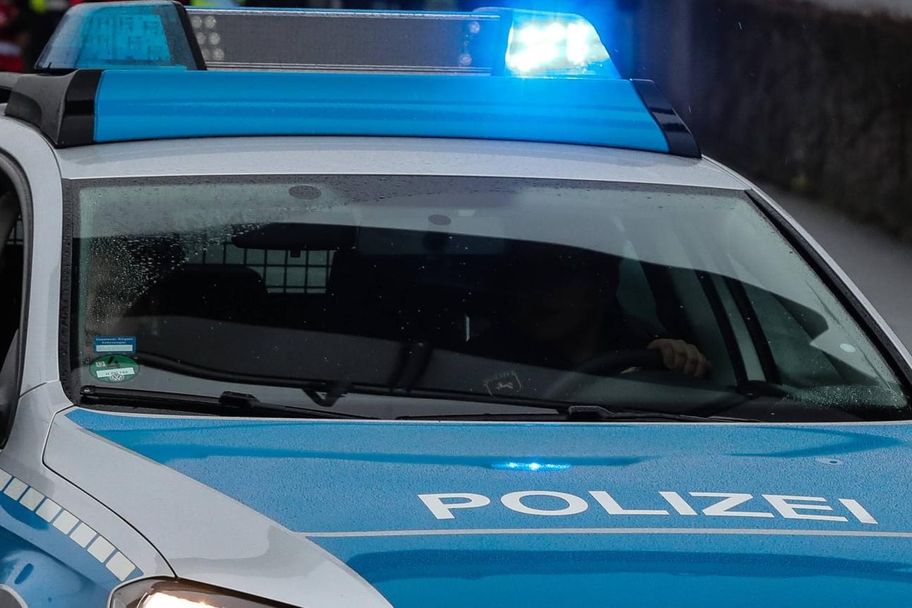 Ein Polizeiwagen mit Blaulicht: Die Jugendlichen flohen nach der Tat, nun sucht die Polizei nach Zeugen. (Symbolbild)