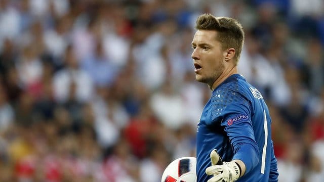 Dem walisischen Torwart Wayne Hennessey wird vorgeworfen bei einem Mannschaftsessen den Hitler-Gruß gezeigt zu haben.