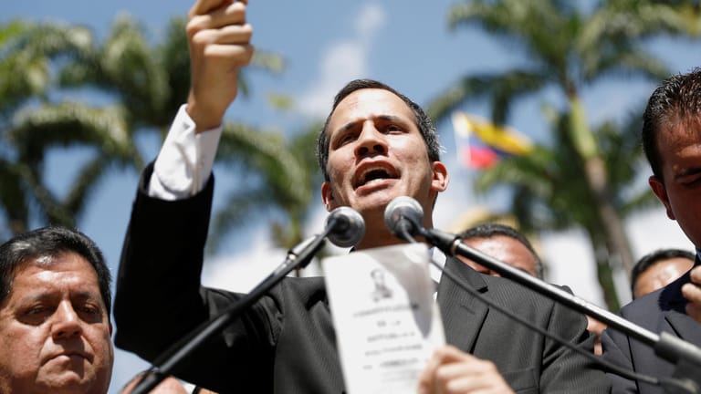Der Parlamentspräsident von Venezuela, Juan Guaido (M.): Der Politiker hat sich zum neuen Staatschef des Landes ernannt.