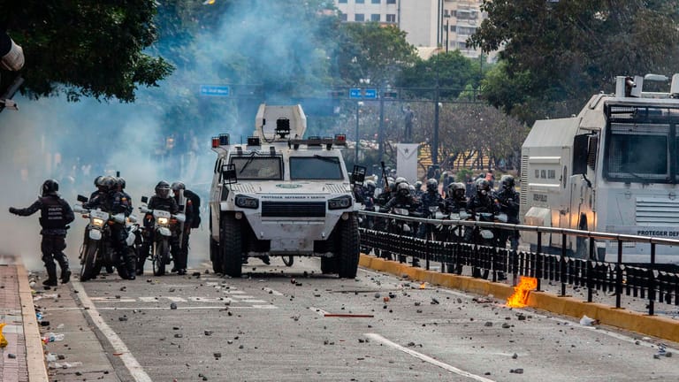 Zusammenstöße in Venezuelas Hauptstadt: Tausende Menschen gingen auf die Straßen gegen die Regierung des Präsidenten Maduro.